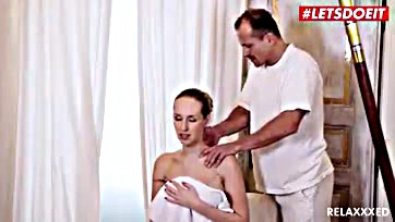 Dirty masseur fucks sexy milf during sensual massage