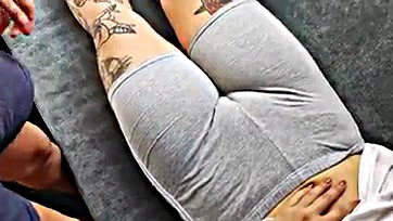 Adoring a plump, tight vagina in leggings