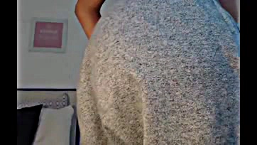 Pregnant teen's juicy booty gets attention