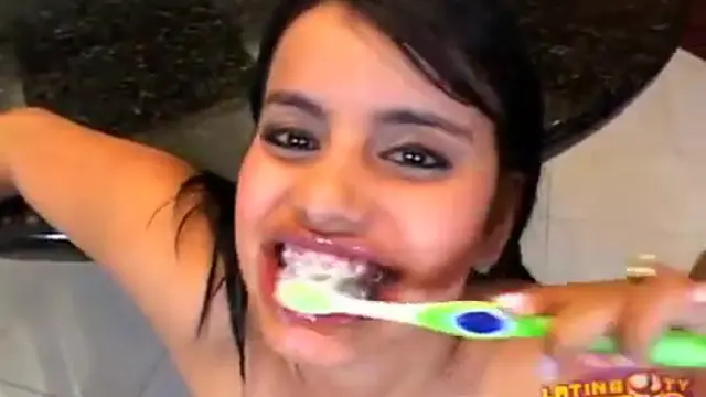 This young amateur Latina loves to swallow