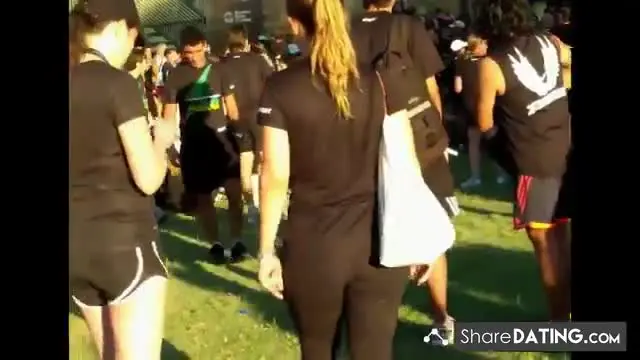 Big ass blonde in leggings at concert