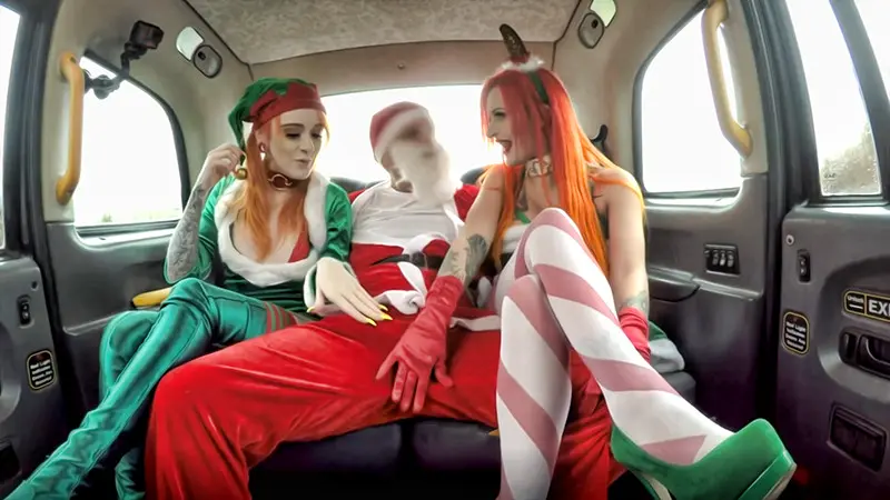 Der Weihnachtsmann fickt in Taxi zwei Elfen in den Arsch