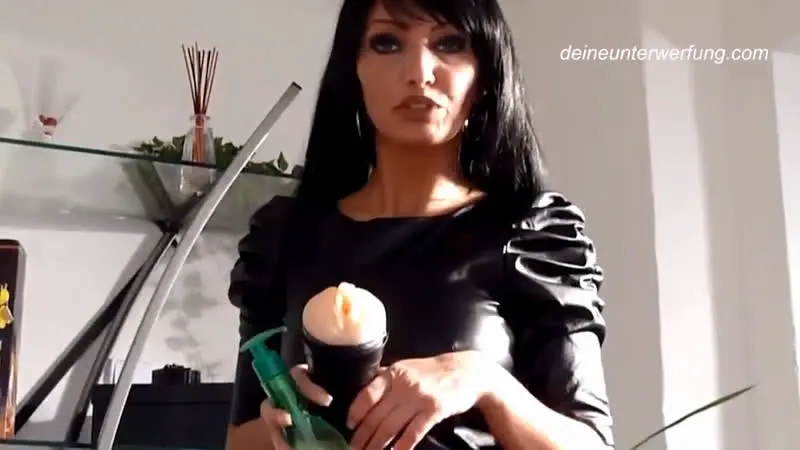 Deutsche Domina melkt Schwanz mit Fleshlight