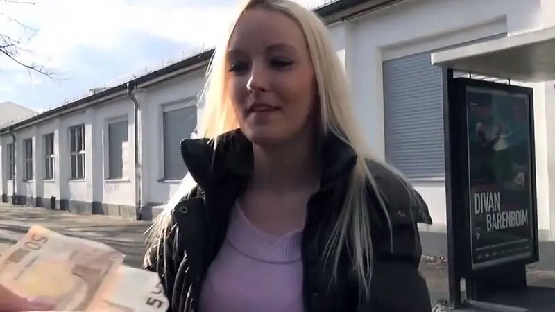 Glatt rasierte deutsche Pussy isst Schoko-Kookie