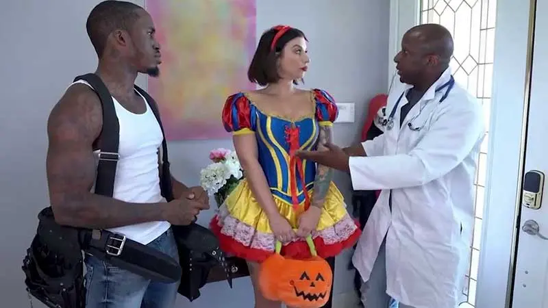 Blancanieves gozando de dos barras de chocolate en Halloween