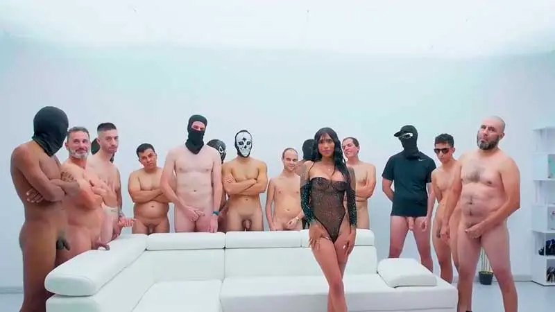 Colombiana en un gangbang brutal