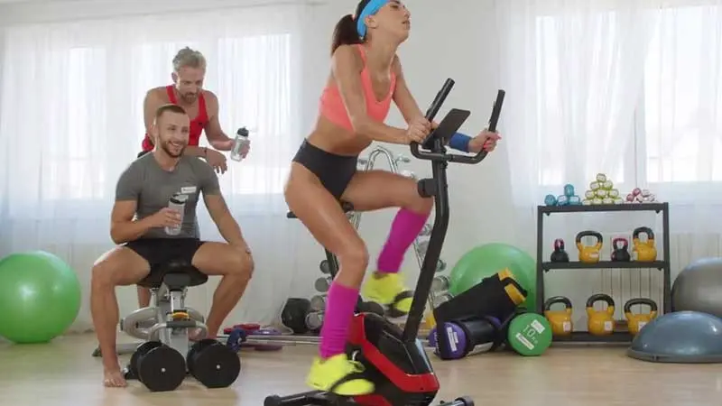 Doble penetración para una ciclista en el gimnasio