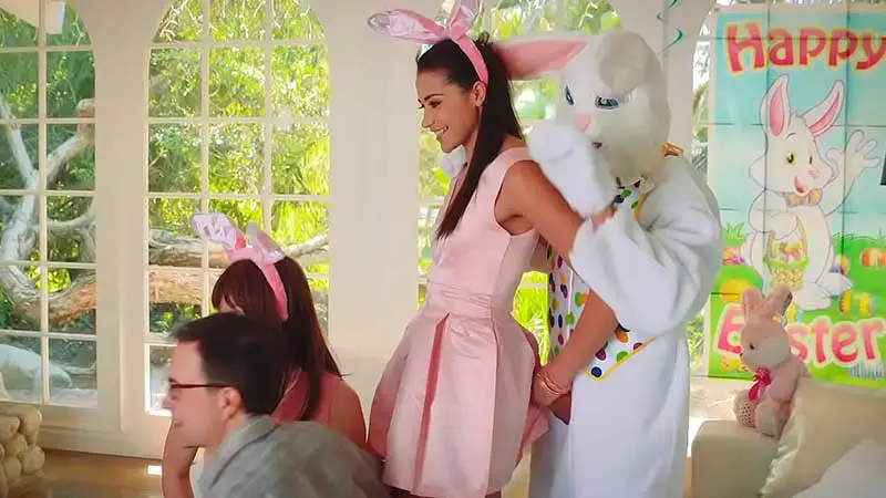 Follando con su tío vestido de conejo de Pascua