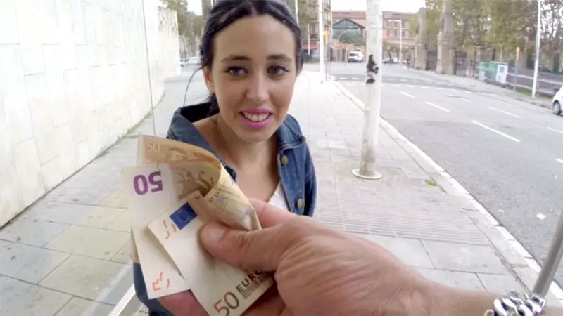 Jovencita de 18 seducida por el dinero fácil