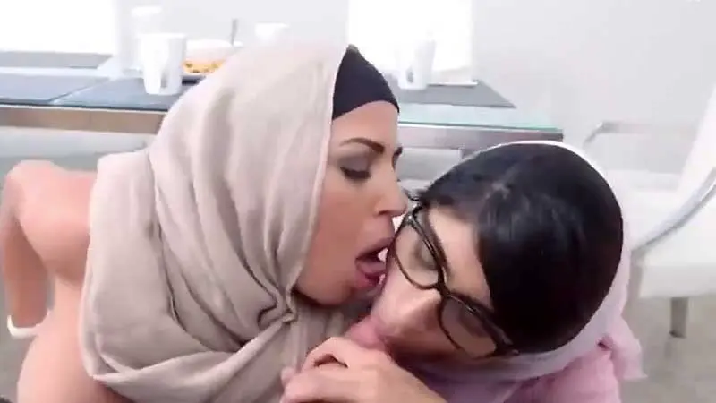 Mia Khalifa invitada a cenar y follar por la madre de su novio