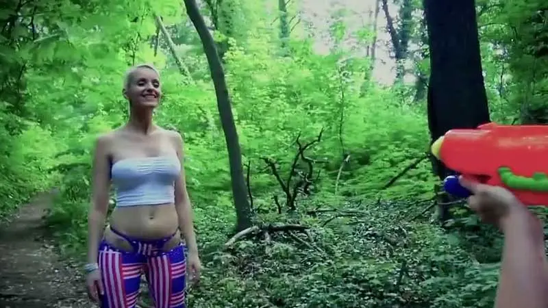 Perfecta rubia follando en el bosque y tragándose la corrida