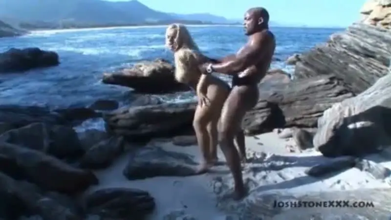 Un rico interracial a orillas del mar