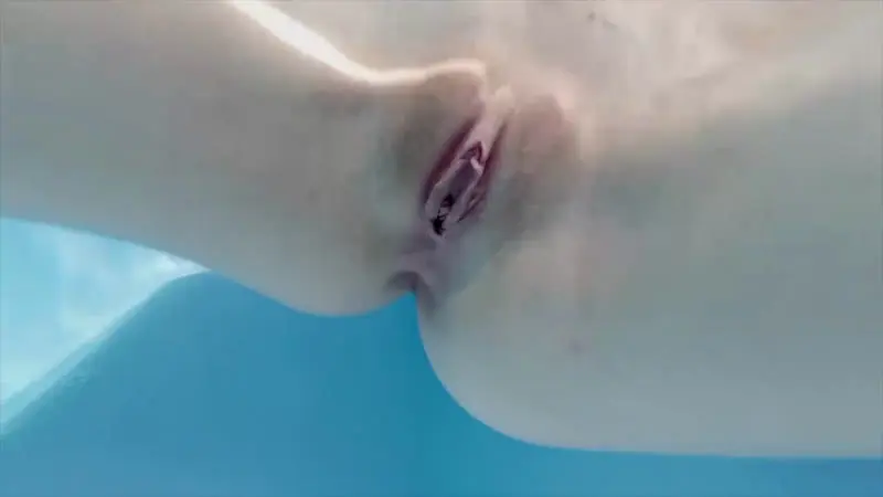 Masturbation dans la piscine de l'hotel juste avant la baise