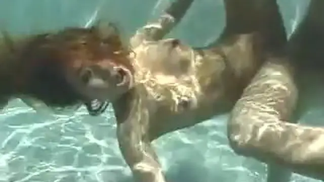 A Japanese couple has a subaquatic fuck