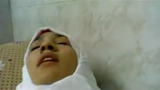 Muslim woman with hiyab fucks on POV