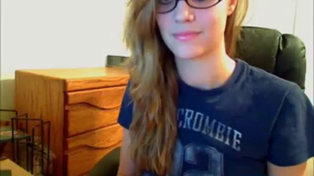 Glasses girl jilling off