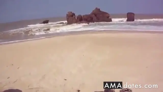 Quase pelada na praia de tambaba