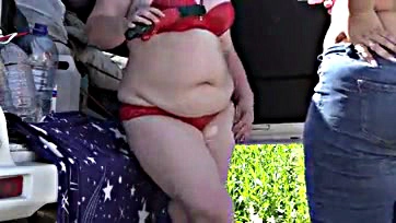 Fat lesbians make sex film in public, fetish content