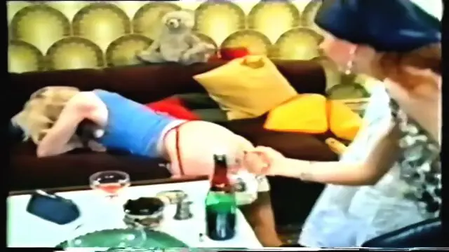 Mädchen in Klistierbehandlung Girl in enema treatment