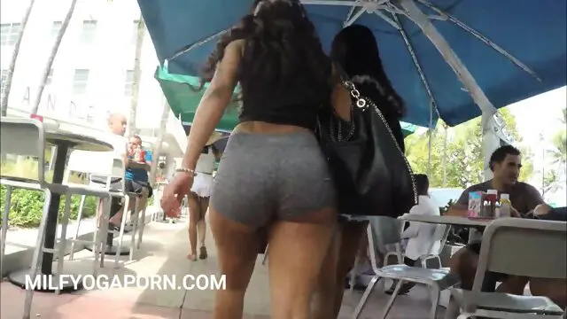 wonderful butt in yoga pants street