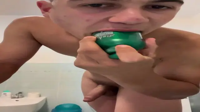 Ragazzo sexy gioca con lo shampoo