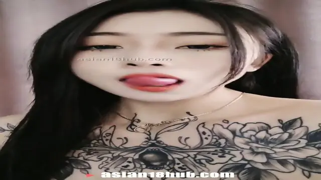 Chinese Live Girl 女神全程露脸跟狼友互动撩骚直播大秀性感纹身自己揉着奶子摸着逼