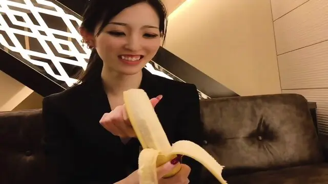 BLOWJOB TO BANANA to put the condom on♥ Japanese amateur handjob.