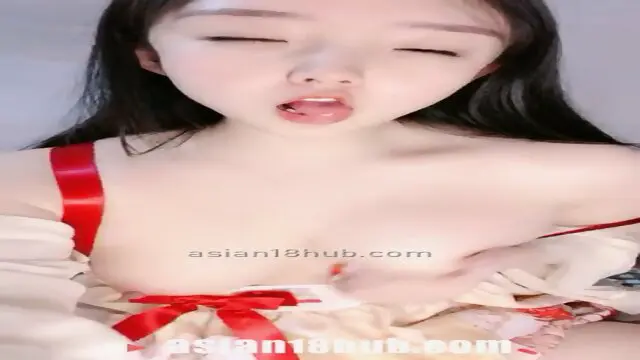 Chinese Homemade 一脸呆萌白嫩美妞刚播不久肉感身材拿出假屌乳胶吸吮掰开小穴插入