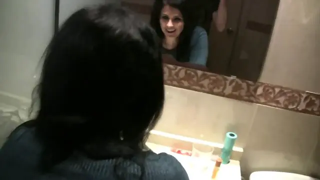 Une femme potelee excitee convaincue pour un plan cul dans la salle de bain