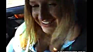 Girlfriend gives blowjob in car, swallows cum