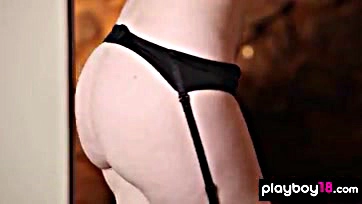 Foxy Carissa White flaunts her bare, juicy ass