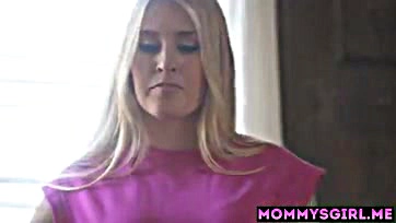 Lesbian milf Sarah Taylor gets oral sex from teen