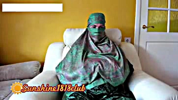 Hot Muslim chick gets freaky online, no shame