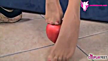 Foot fetish alert: Snow White's toes tease, tantalize