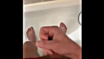 Russian gay man wanks in bathtub, cumming heavily