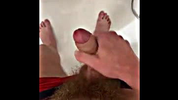 Russian gay man wanks in bathtub, cumming heavily