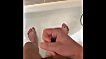 Russian gay man wanks in bathtub, cumming heavily