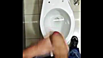 Man masturbates openly in mall bathroom, no shame