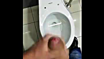 Man masturbates openly in mall bathroom, no shame