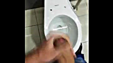 Man masturbates openly in mall bathroom, no shame